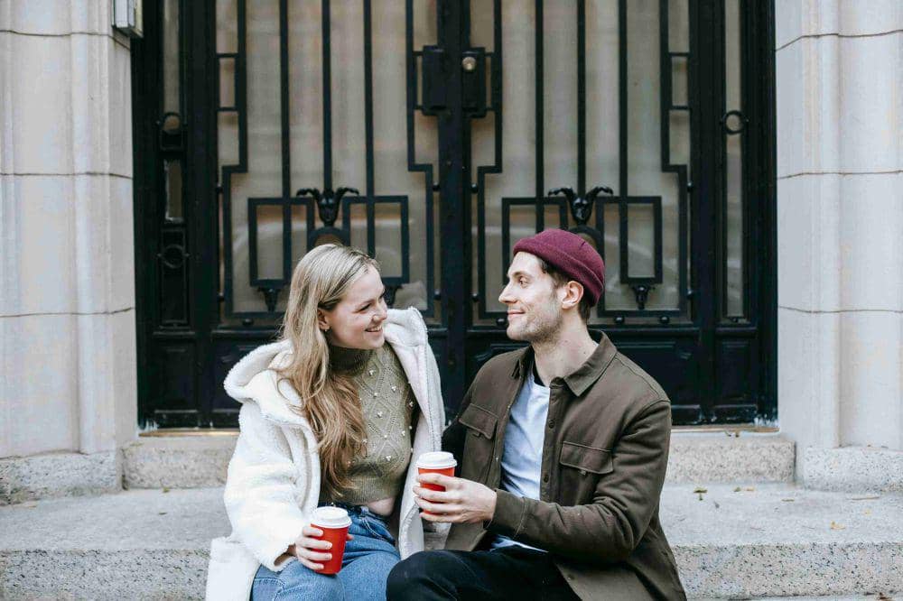 ilustrasi pasangan sedang bercanda