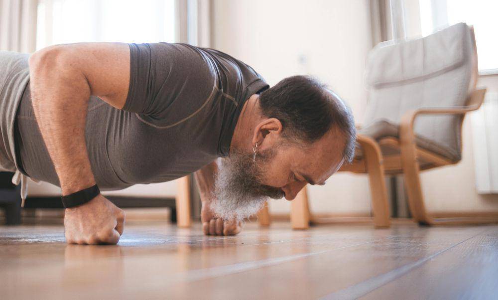 ilustrasi pria melakukan push-up di rumah (pexels.com/Mikhail Nilov)