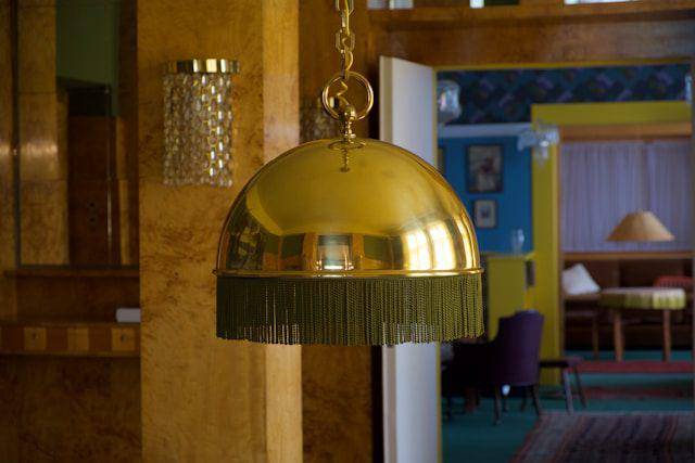 Ilustrasi lampu berlapis cermin dengan gaya vintage (unsplash.com/Ruan Martinelli)