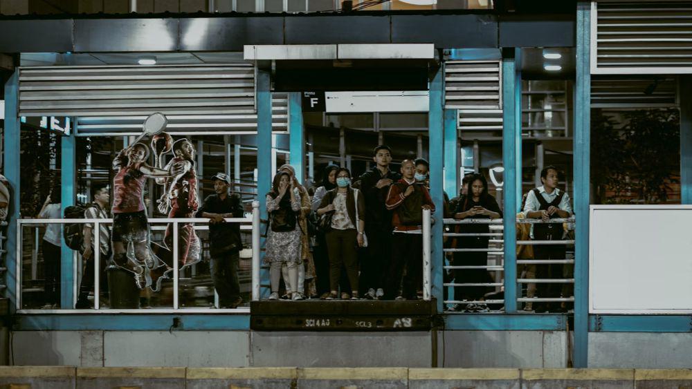 ilustrasi halte Transjakarta (unsplash.com/Riffat Muntaz)