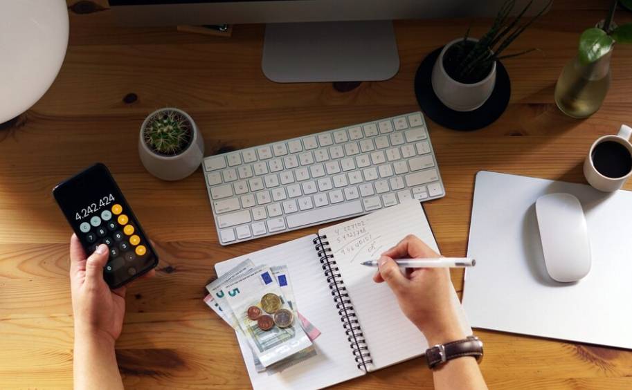 ilustrasi membuat anggaran bulanan (freepik.com/wirestock)