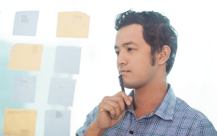 ilustrasi pria mencatat progress (freepik.com/katemangostar)