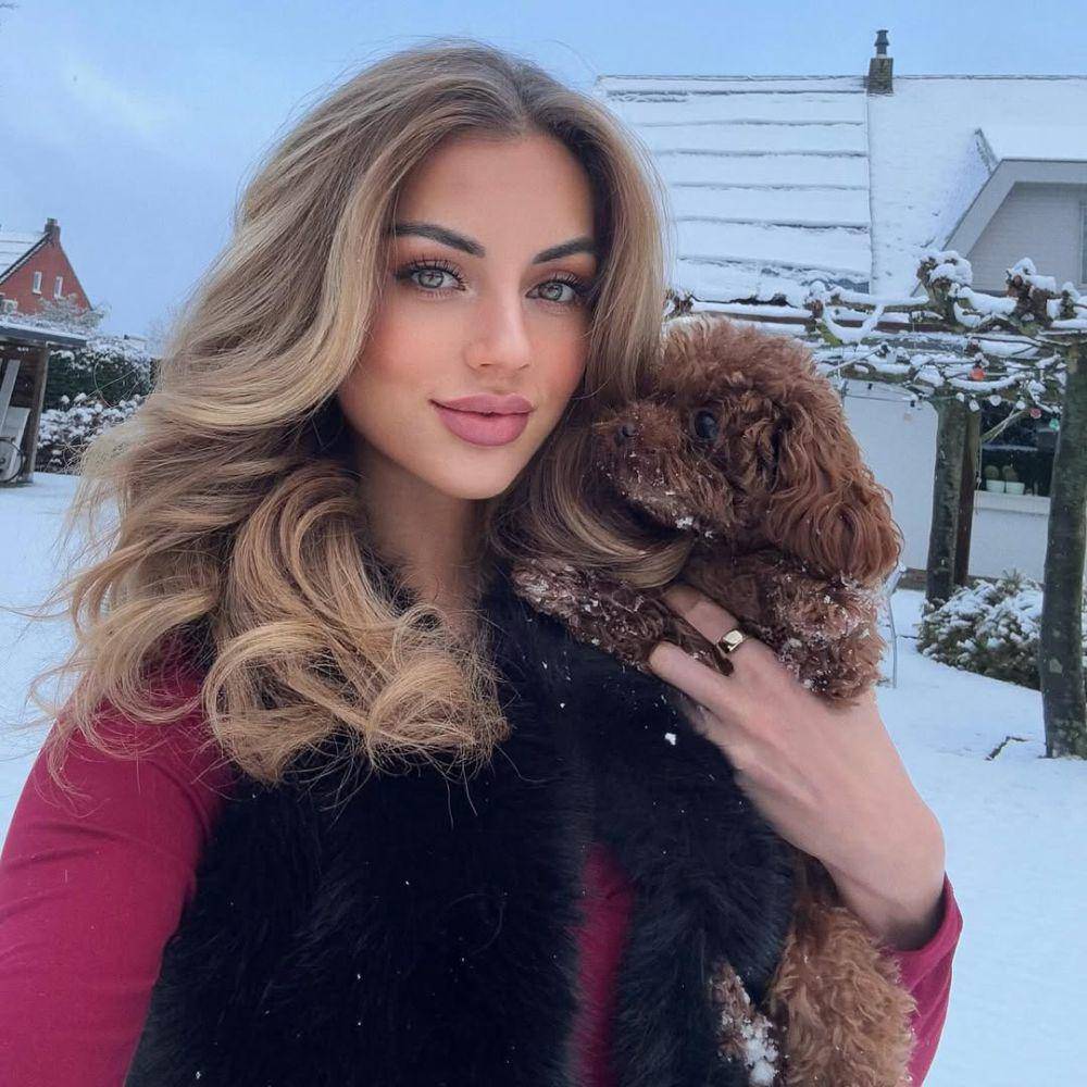 Potret Miss Universe Belgia 2025, Karen Jansen (instagram.com/karen.jansen)