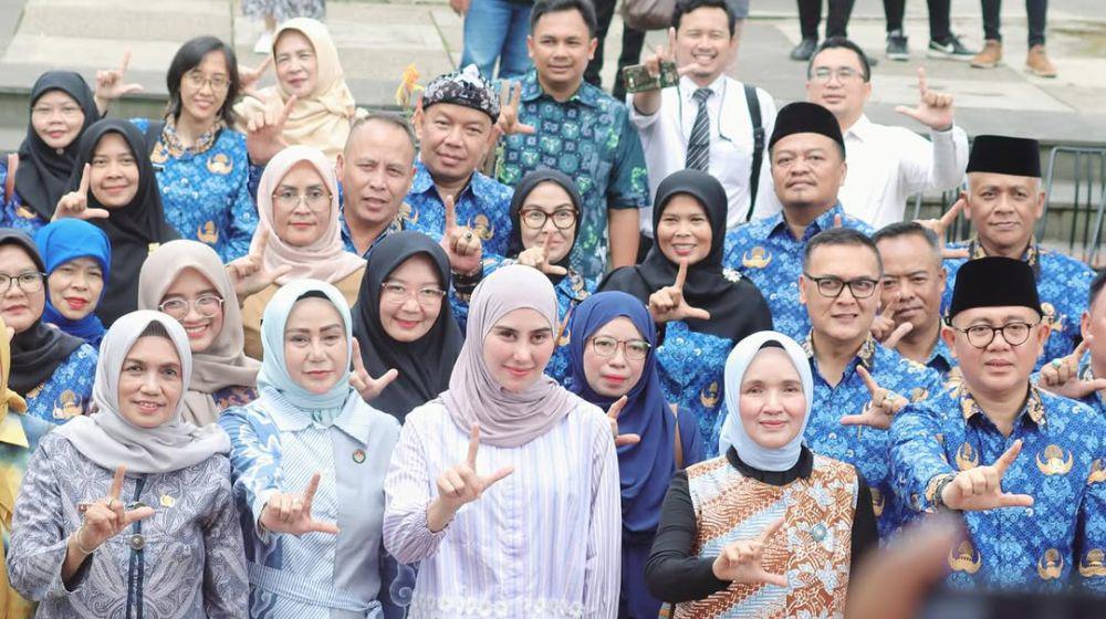 Jadi Istri Bupati, 7 Potret Syahnaz Sadiqah Mulai Laksanakan Tugas