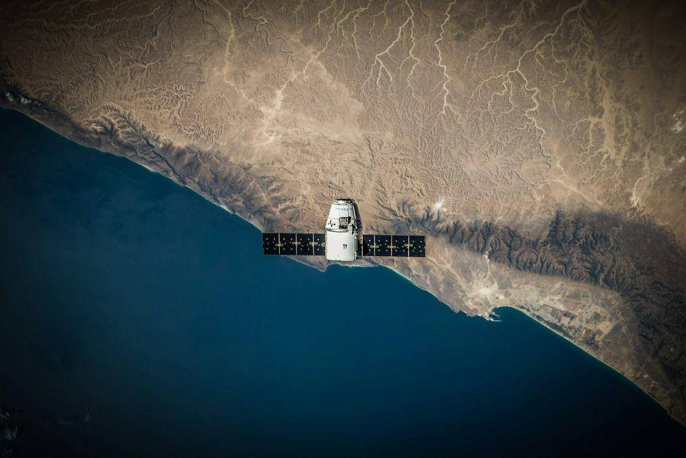 ilustrasi terganggunya satelit akibat badai geomagnetik (unsplash.com/SpaceX)