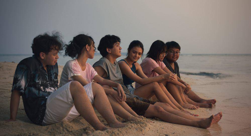 Adegan dalam film 1 Kakak 7 Ponakan saat berlibur ke pantai (Dok. Mandela Pictures)