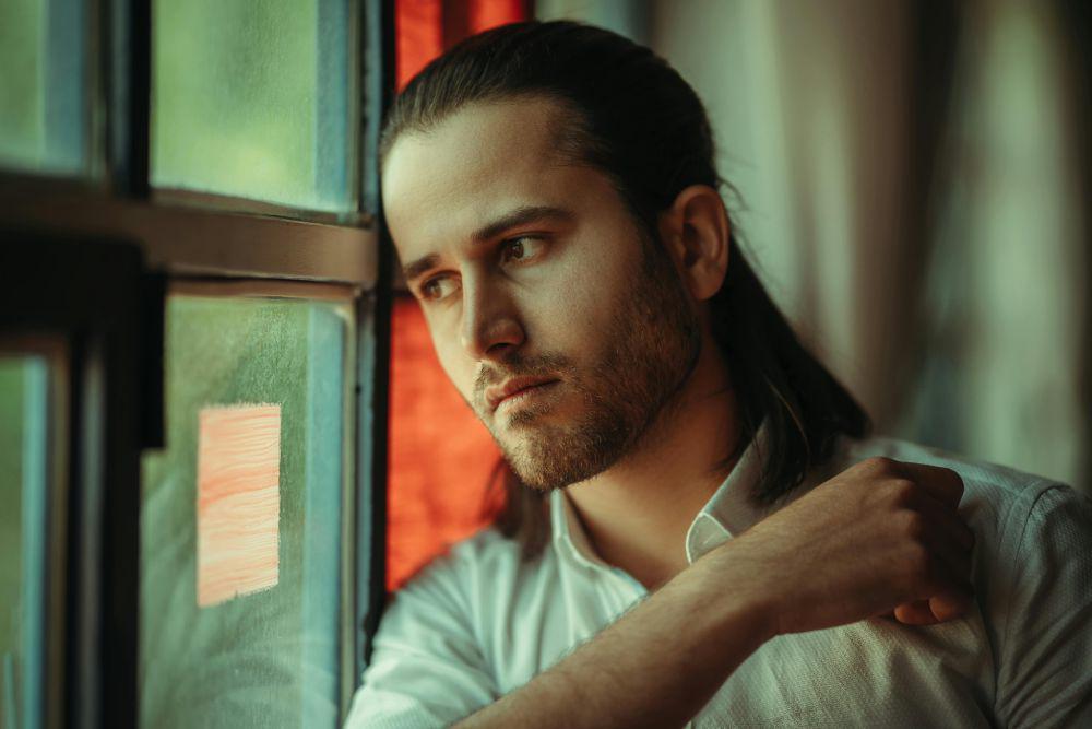 7 Alasan INFJ Sering Merasa Sendiri dalam Hubungan, Berikan Afeksi!