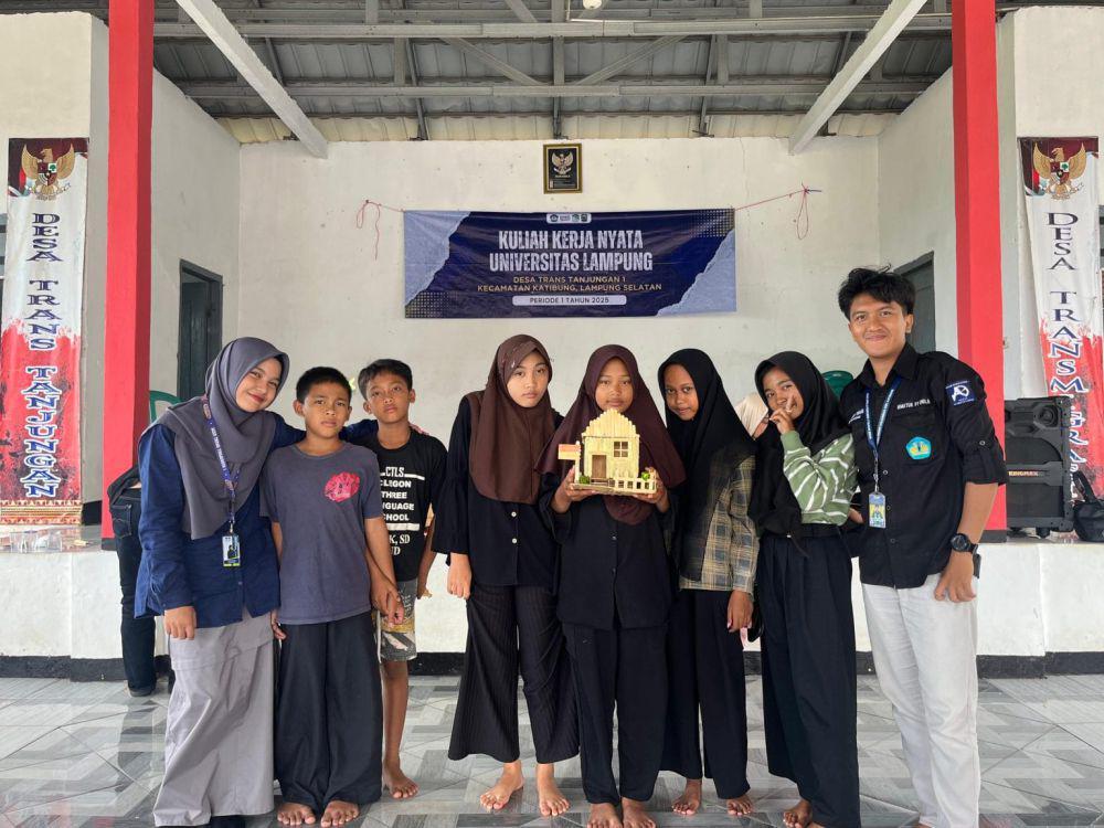 Mahasiswa Unila Manfaatkan Stik Es Krim jadi Miniatur Rumah Impian