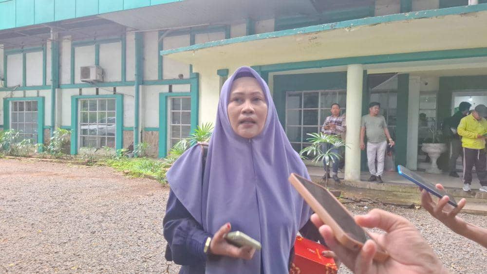 Warga perumahan Bukit Baruga Antang di Kecamatan Manggala, Makassar, menggelar aksi protes kepada pengelola perumahan karena rumah mereka terendam banjir. (IDN Times/Darsil Yahya)