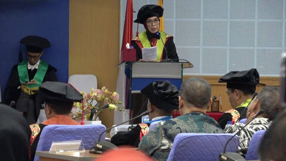 Spesialis Mata JEC Orbita Makassar Dikukuhkan Jadi Guru Besar Unhas
