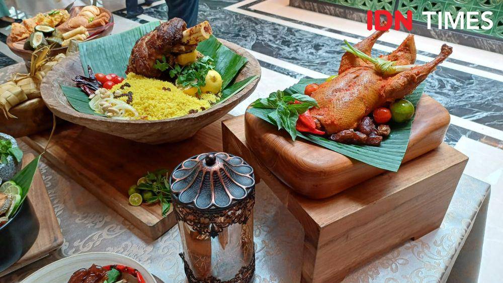 Potret sajian menu Ramadan di hotel (IDN Times/Dhiya Awlia Azzahra)