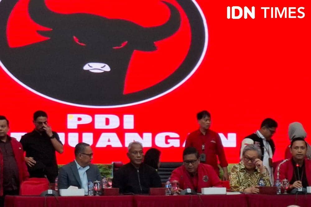 Sekretaris Jenderal (Sekjen) PDIP Hasto Kristiyanto di Kantor DPP PDIP, Jakarta Pusat, Selasa (18/2/2025). (IDN Times/Amir Faisol)