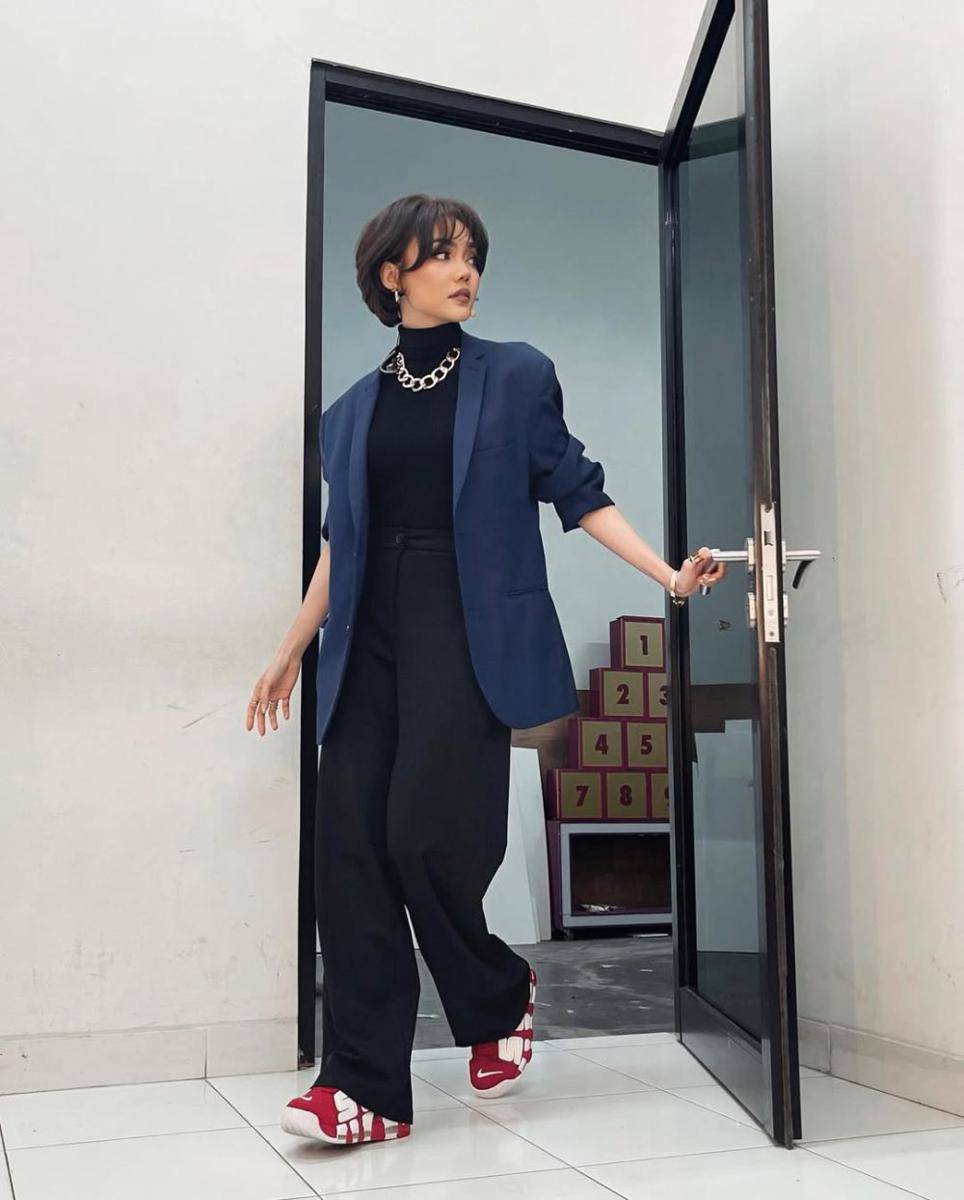 gaya fashion Rina Nose dengan blazer (instagram.com/rinanose16)
