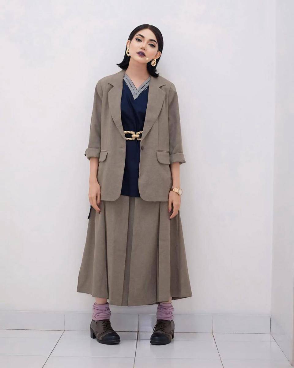 gaya fashion Rina Nose dengan blazer (instagram.com/rinanose16)