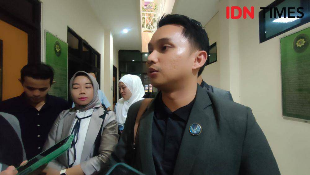 Muhammad Hendra, kuasa hukum warga, kecewa karena para tergugat tak hadir pada sidang perdana. (IDN Times / Erik Alfian)