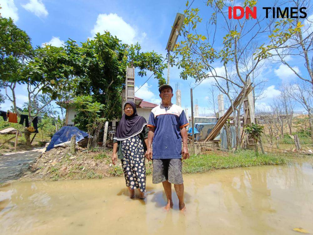 Salah satu warga terdampak banjir, Riyanto, di rumahnya pada November 2024 lalu. (IDN Times / Erik Alfian)