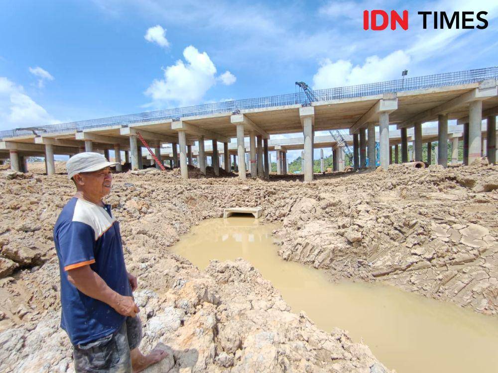 Riyanto menunjukkan saluran air yang ditimbun tanah untuk proyek jalan tol pada November tahun lalu. (IDN Times / Erik Alfian)