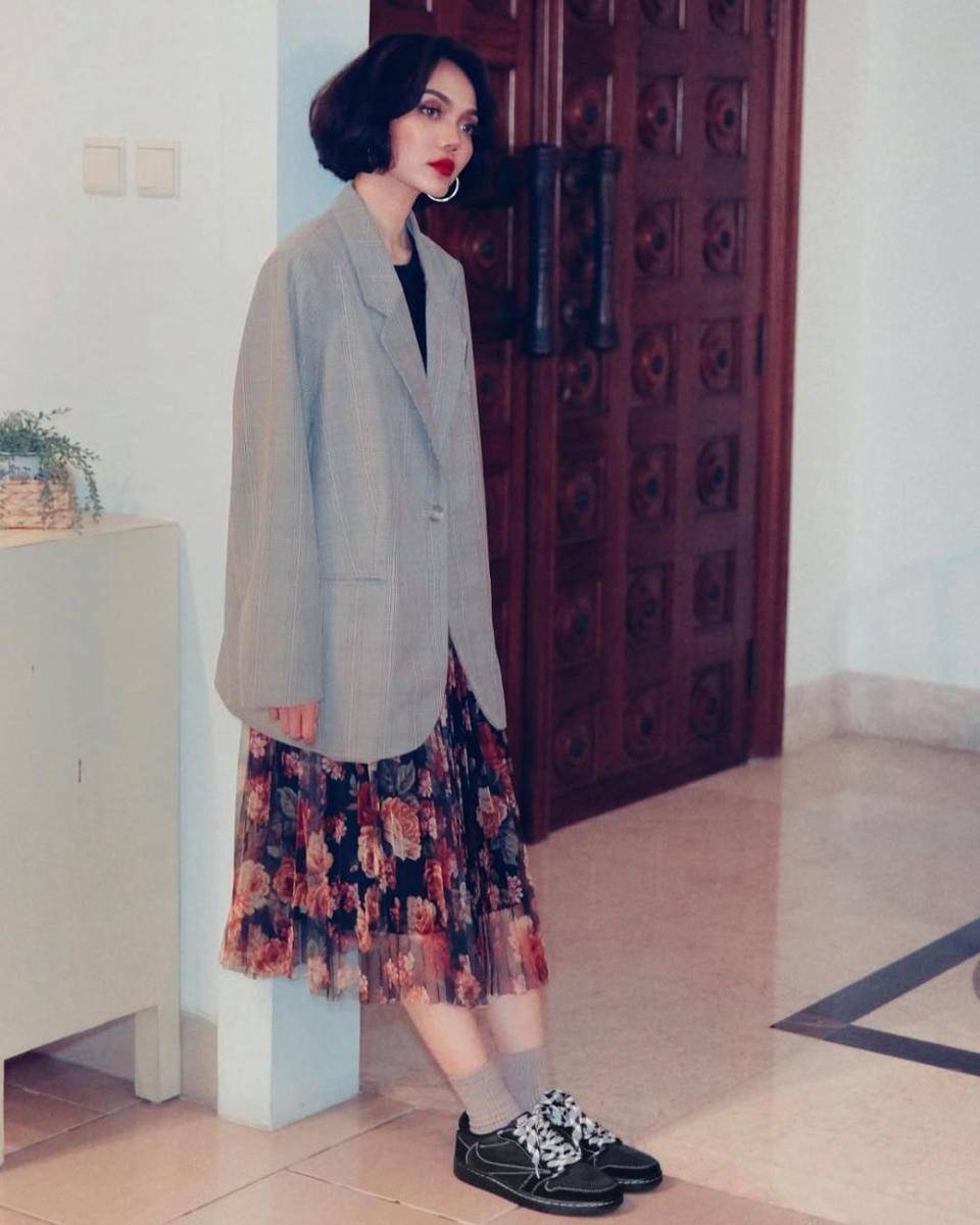 gaya fashion Rina Nose dengan blazer (instagram.com/rinanose16)