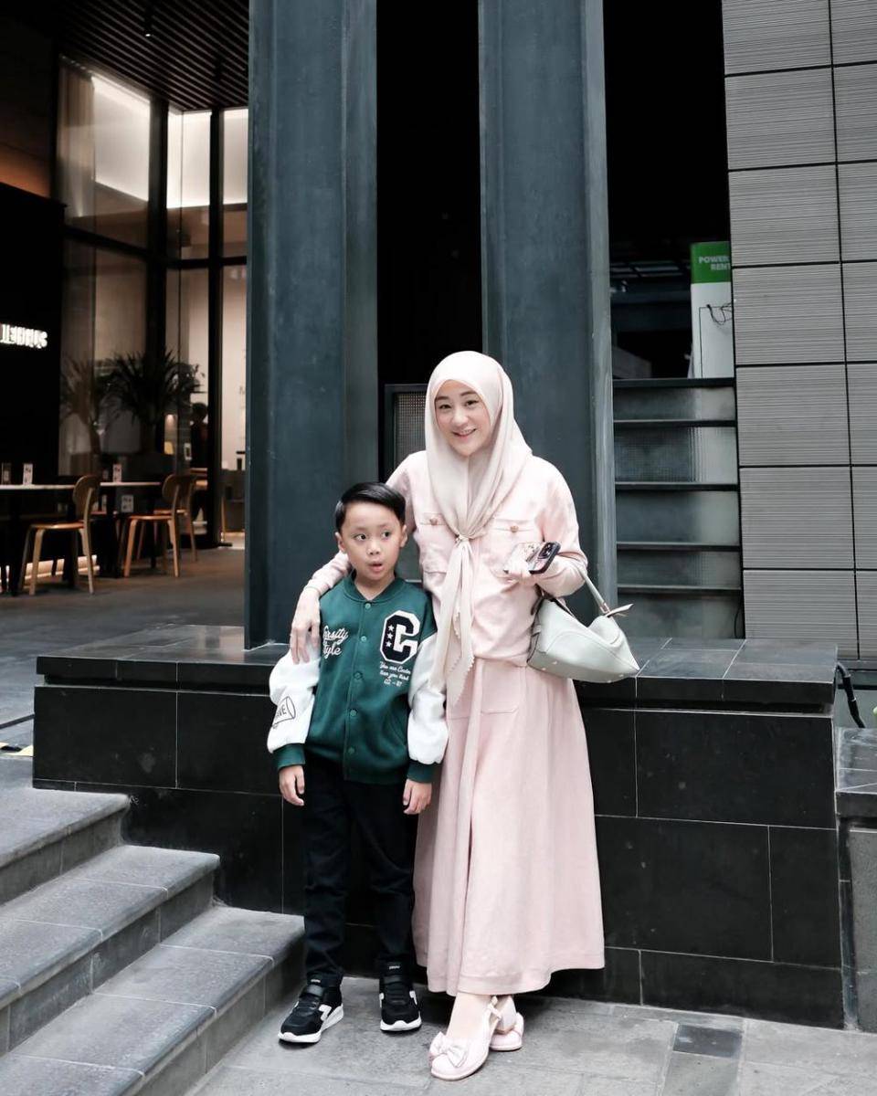 OOTD hijab pakai one set ala Larissa Chou (instagram.com/larissachou)