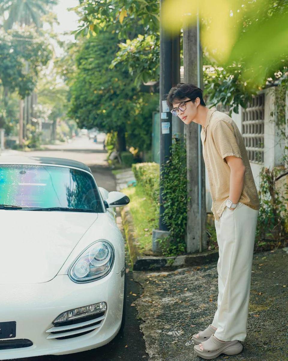 minimalist style ala Rey Mbayang (instagram.com/rey_mbayang)