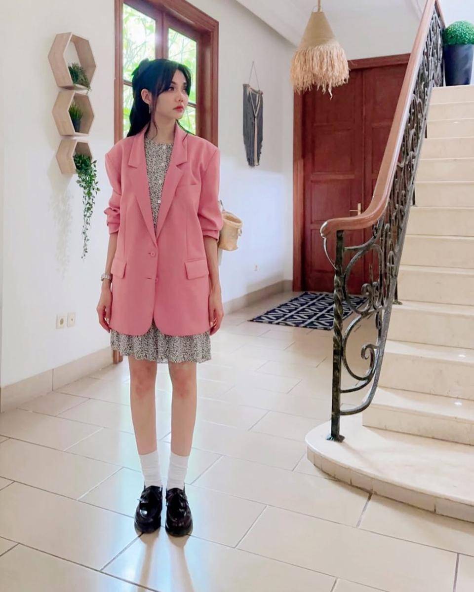 gaya fashion Rina Nose dengan blazer (instagram.com/rinanose16)