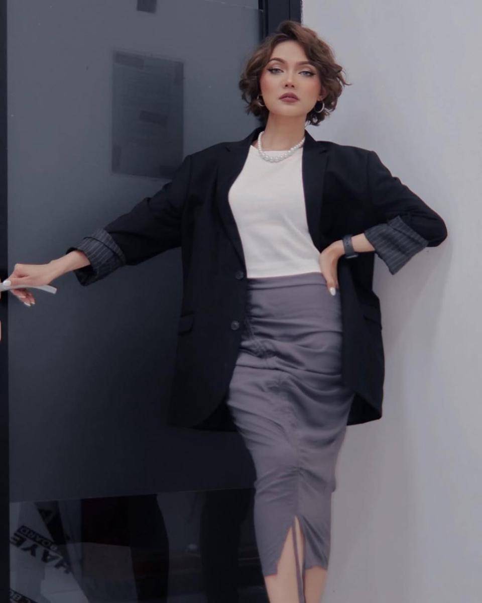 gaya fashion Rina Nose dengan blazer (instagram.com/rinanose16)
