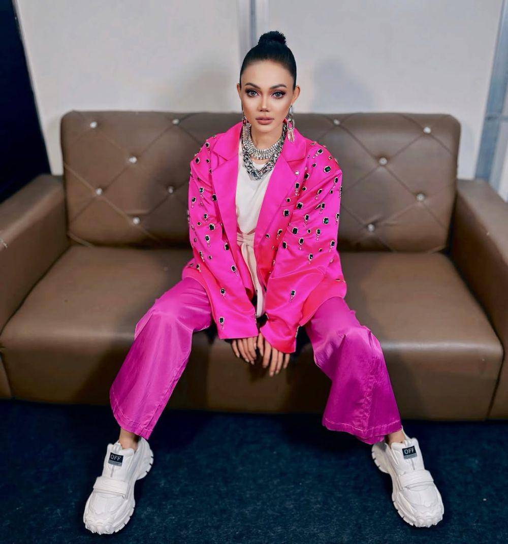 gaya fashion Rina Nose dengan blazer (instagram.com/rinanose16)