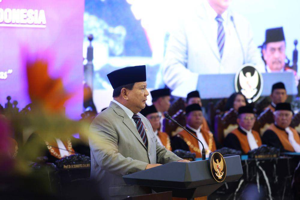 Presiden RI Prabowo Subianto memberikan hormat kepada seluruh para hakim di Indonesia yang hadir dalam acara Sidang Istimewa Laporan Tahunan Mahkamah Agung Tahun 2024 di Gedung Mahkamah Agung, Rabu (19/2). (Dok. Prabowo)