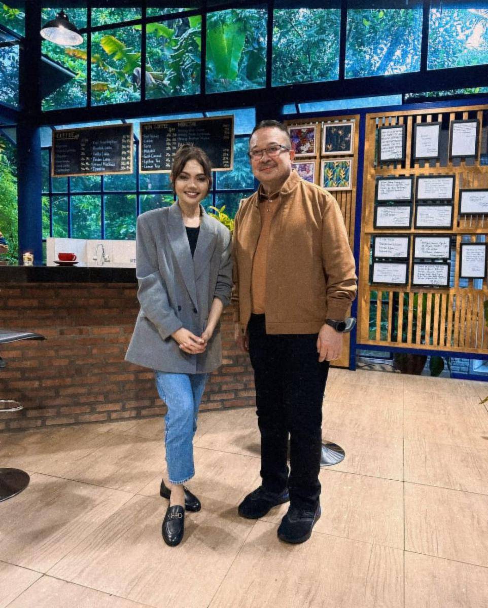 gaya fashion Rina Nose dengan blazer (instagram.com/rinanose16)
