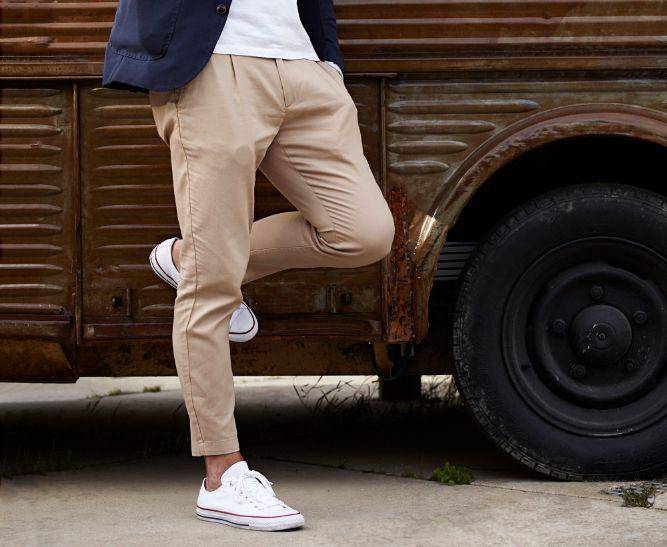 ilustrasi celana warna beige (freepik.com/author/photogenia)