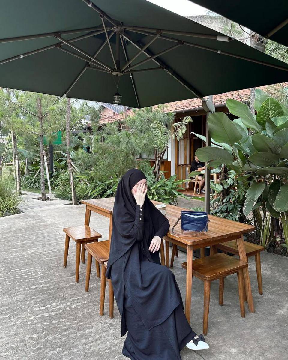 OOTD hijab pakai one set ala Larissa Chou (instagram.com/larissachou)