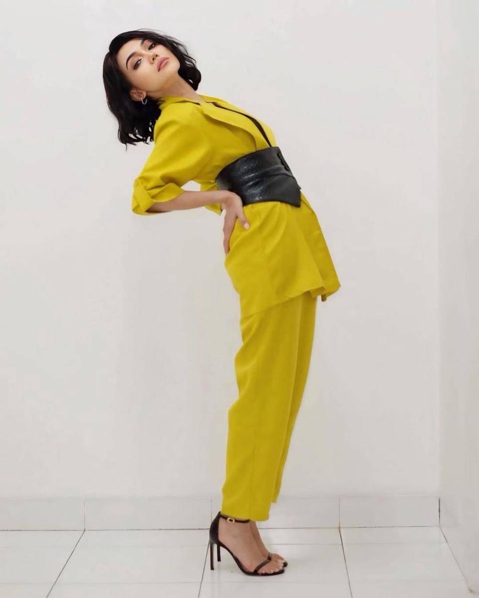 gaya fashion Rina Nose dengan blazer (instagram.com/rinanose16)