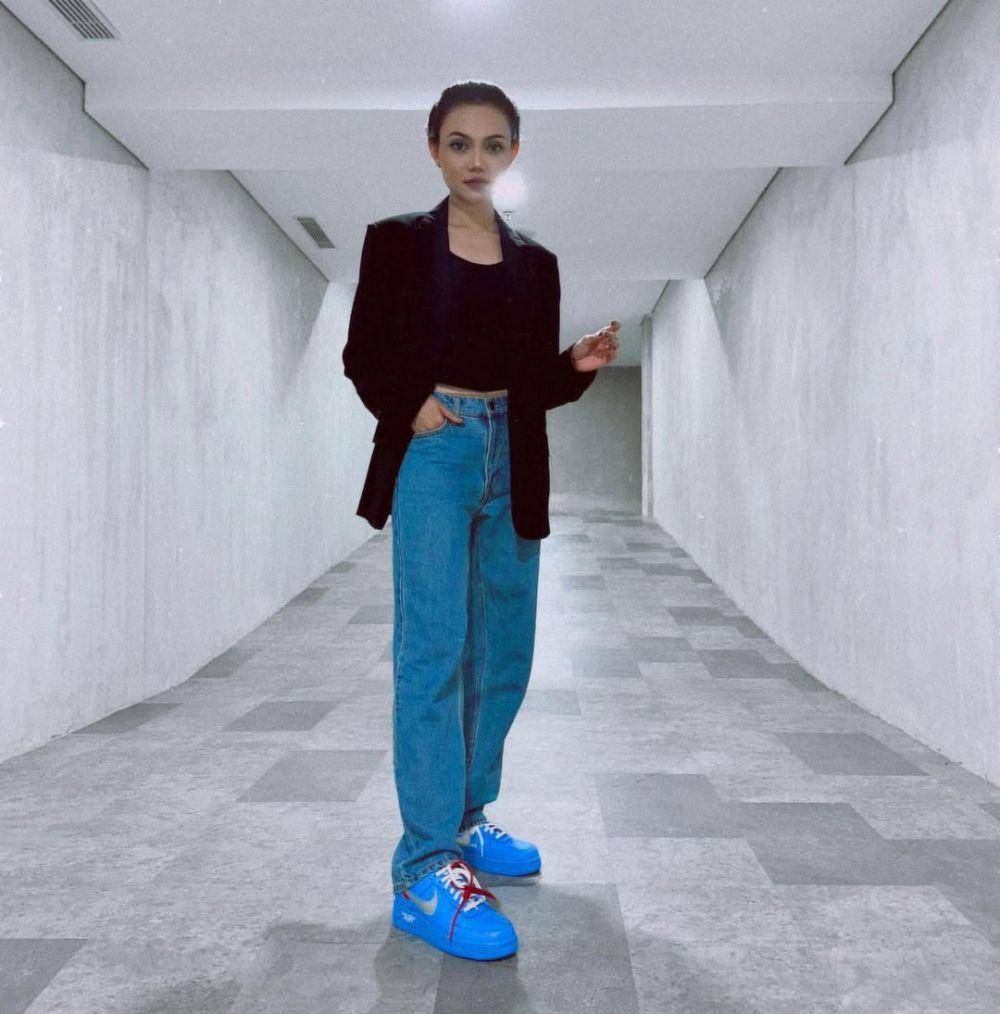 gaya fashion Rina Nose dengan blazer (instagram.com/rinanose16)