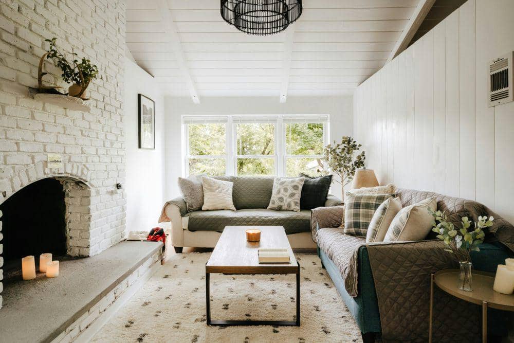 inspirasi dekorasi coffee table dan side table di sekitar sofa (unsplash.com/Clay Banks)