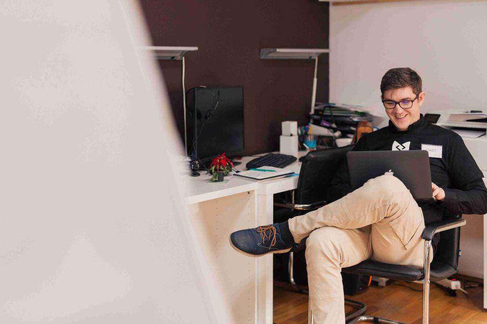 ilustrasi pria yang menjaga jarak di kantor (unsplash.com/Csaba Balazs)