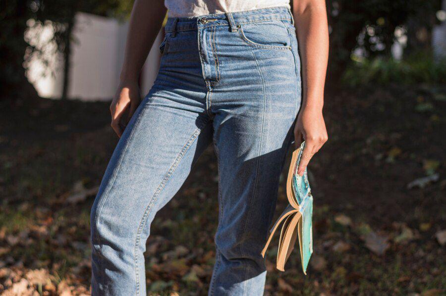 12 Ide Mix and Match Celana Jeans, Yuk Tampil Kasual dan Stylish!