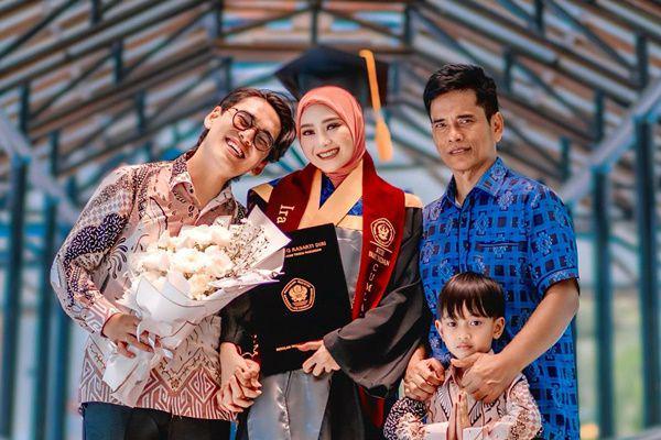 7 Potret Kakak Ipar Lesti Kejora Wisuda S2, Bangga!