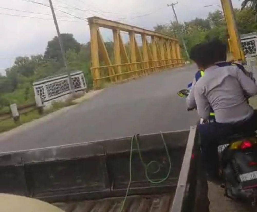 Tangkap layar aksi dugaan pungli 2 pria berseragam Dishub di Lampung Tengah. (IDN Times/Istimewa).