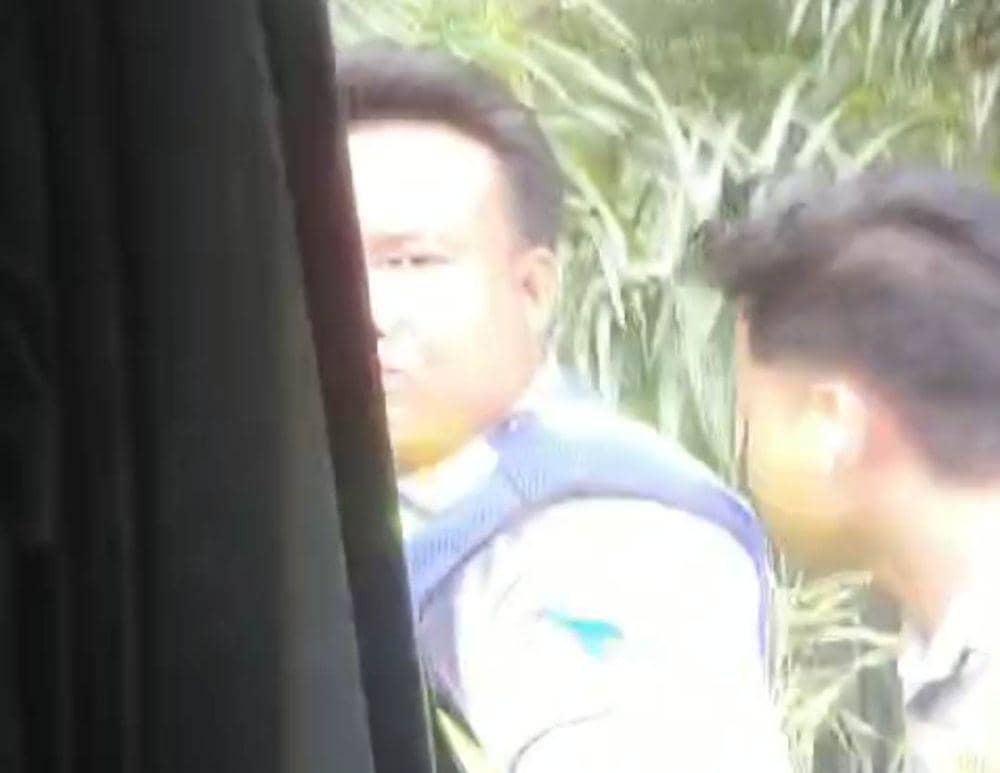 Tangkap layar aksi dugaan pungli 2 pria berseragam Dishub di Lampung Tengah. (IDN Times/Istimewa).
