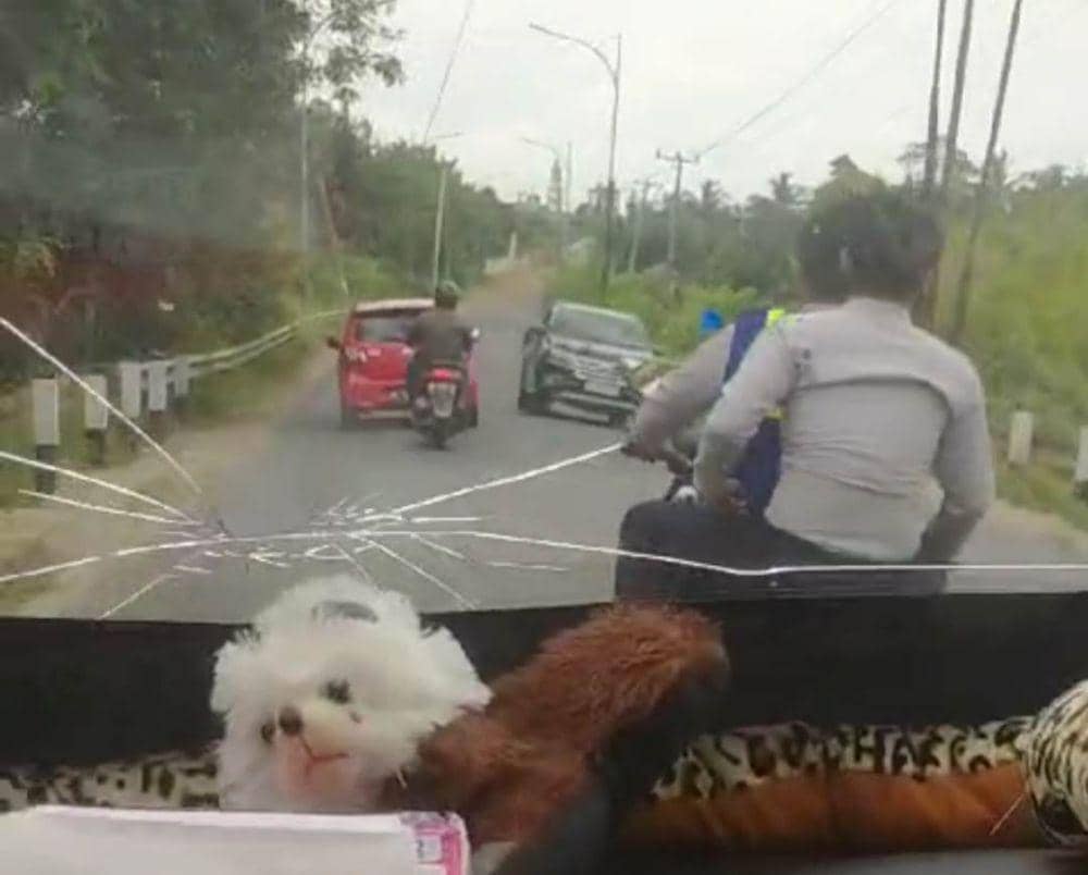 Tangkap layar aksi dugaan pungli 2 pria berseragam Dishub di Lampung Tengah. (IDN Times/Istimewa).