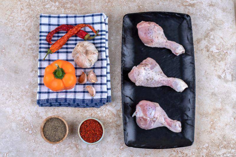 ilustrasi ayam dan bumbu (freepik.com/Azerbaijan_stockers)