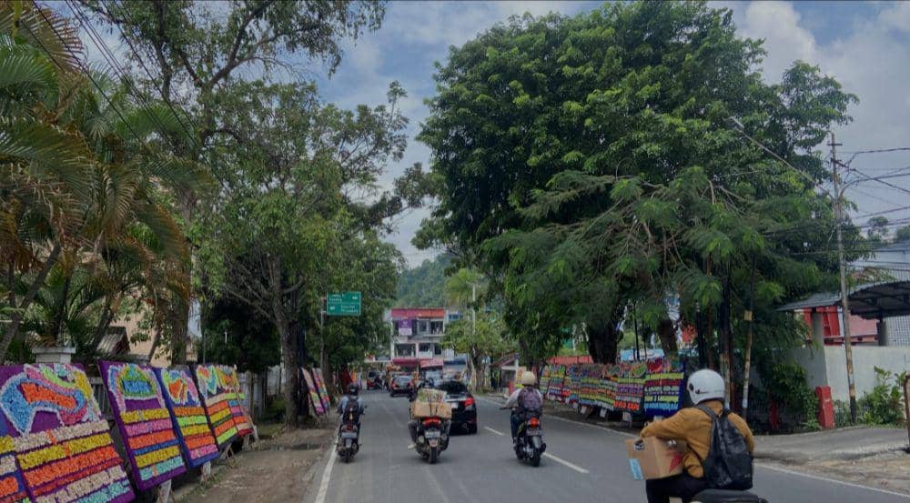Pantauan papan bunga di dekat rumah pribadi Walikota Bandar Lampung, Eva Dwiana. (IDN Times/Muhaimin)