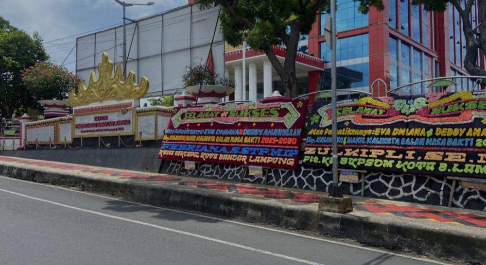 Pantauan papan bunga di depan kantor Pemkot Bandar Lampung (IDN Times/Muhaimin)
