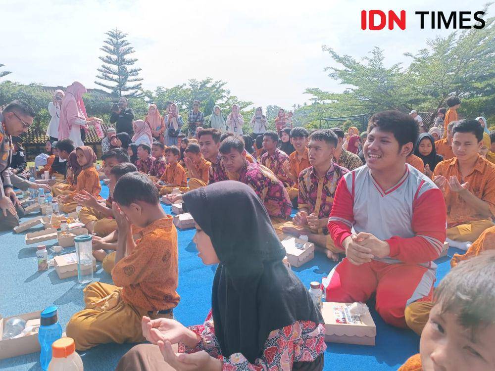 Para siswa SLB Negeri Sidomulyo di Kabupaten Lampung Selatan penerima program MBG. (IDN Times/Tama Yudha Wiguna).