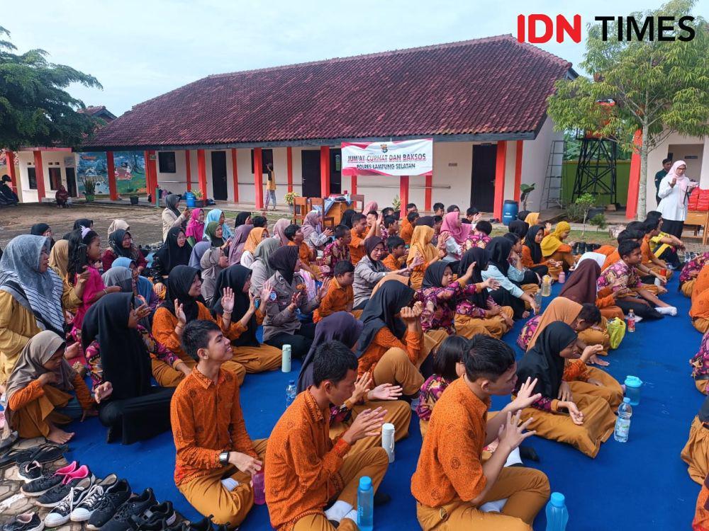 Para siswa SLB Negeri Sidomulyo di Kabupaten Lampung Selatan penerima program MBG. (IDN Times/Tama Yudha Wiguna).