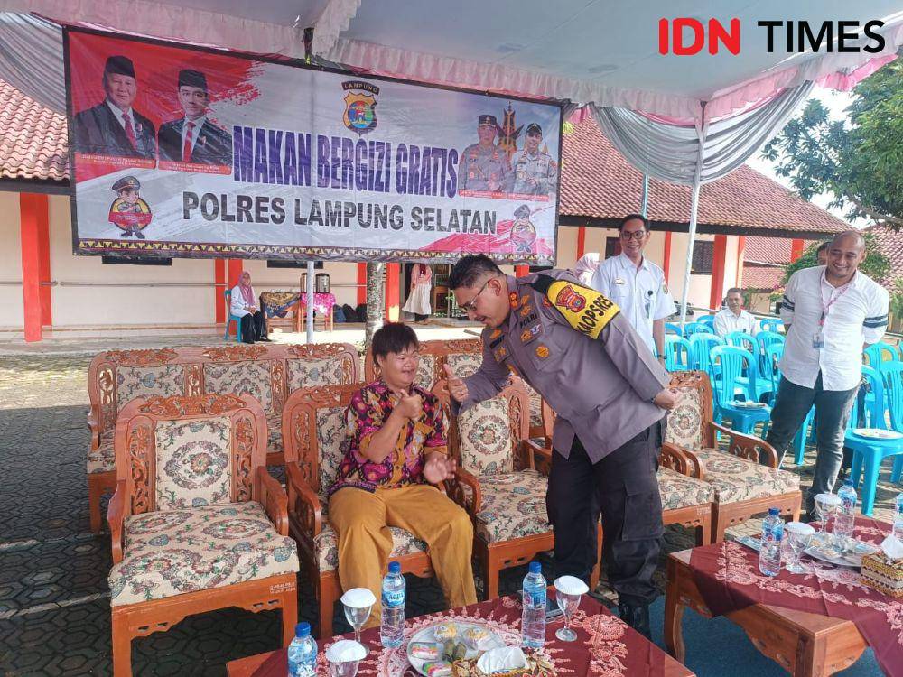Para siswa SLB Negeri Sidomulyo di Kabupaten Lampung Selatan penerima program MBG. (IDN Times/Tama Yudha Wiguna).