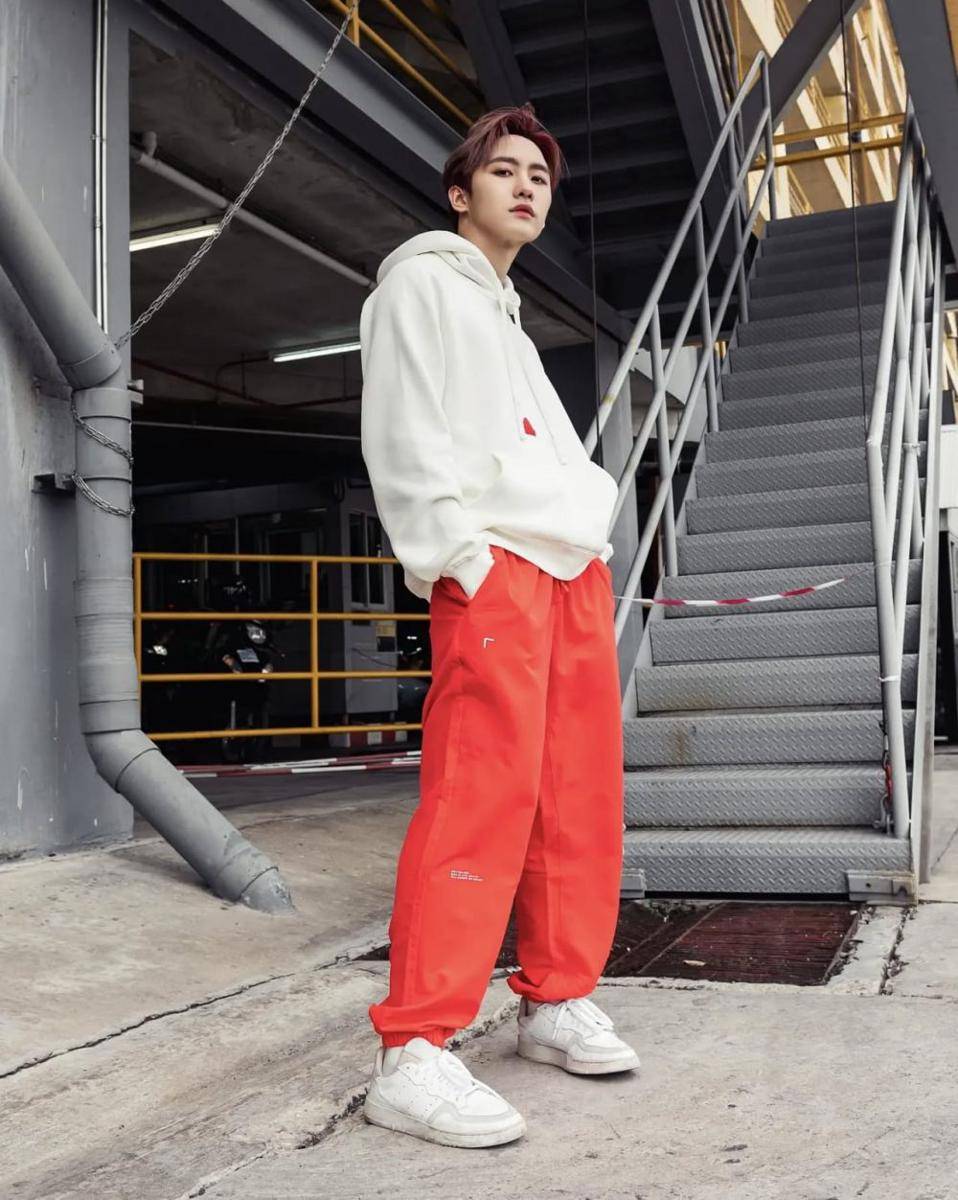 outfit athleisure ala Mark Siwat (instagram.com/marksiwat)