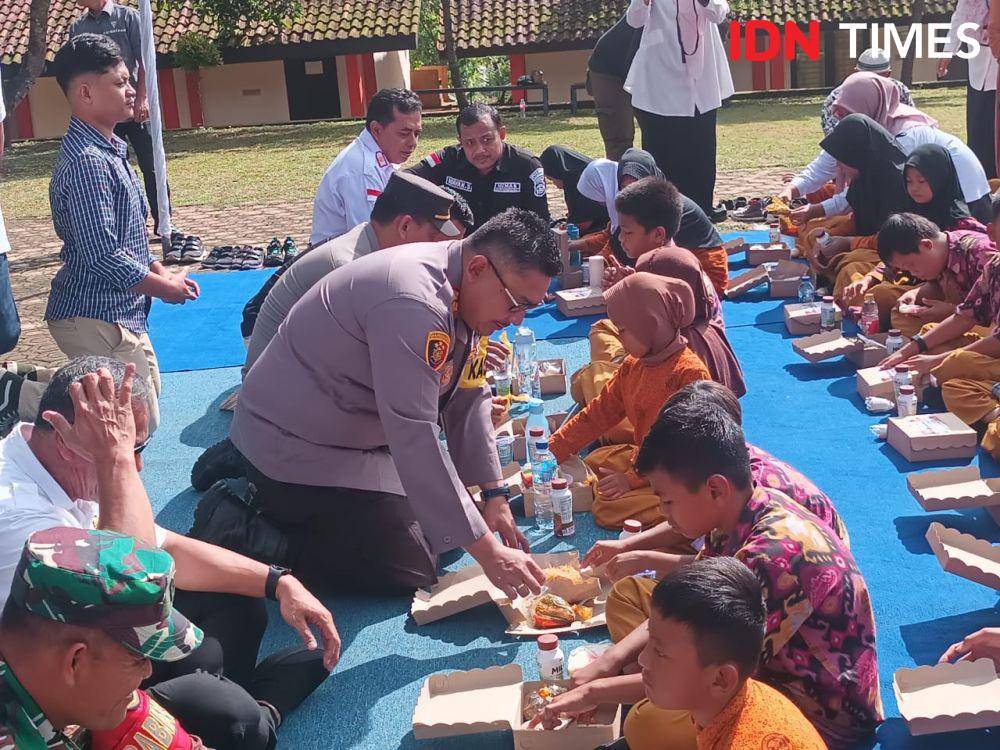 Para siswa SLB Negeri Sidomulyo di Kabupaten Lampung Selatan penerima program MBG. (IDN Times/Tama Yudha Wiguna).