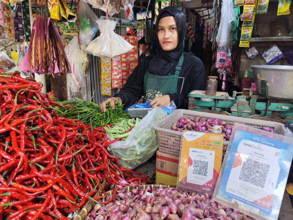 Ririn pedagang bahan pokok di Pasar Kangkung, Bandar Lampung. (IDN Times/Muhaimin)