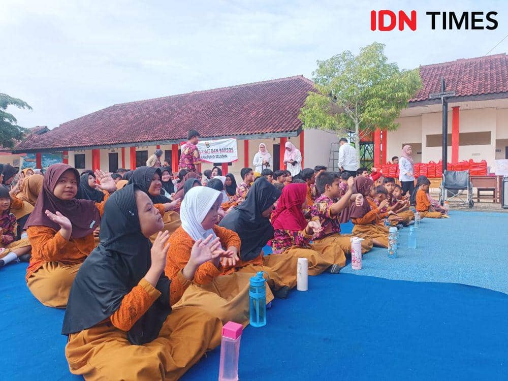Siswa SLB Negeri Sidomulyo di Lampung Selatan penerima program MBG. (IDN Times/Tama Yudha Wuguna).